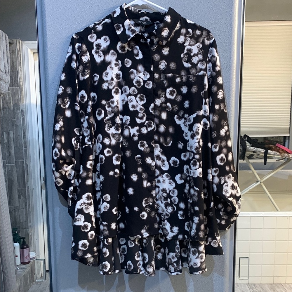 Simply Vera Verawang Floral Black and White Button-Up Shirt